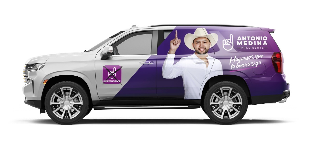 Visualización de la marca Antonio Medina Presidente aplicada a un vehículo blanco y morado.