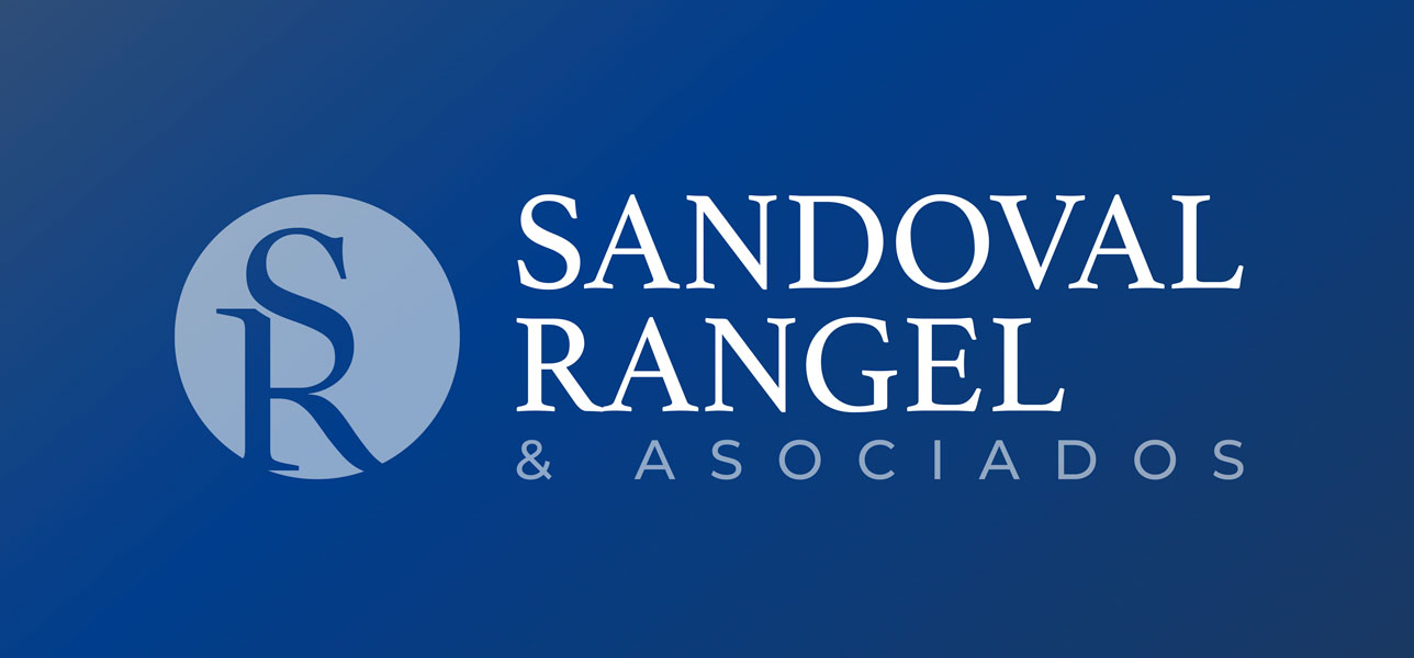 Versión clara del logotipo Sandoval Rangel & Asociados sobre fondo azul.